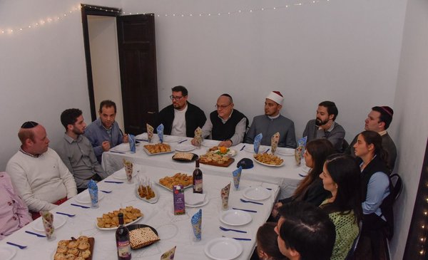 What happens when a Jew, a Christian and a Muslim get together: the dinner shared by three religions