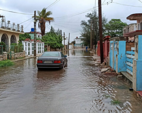 A strong storm puts the finishing touch on the May Day events in Cuba, which are postponed to May 5