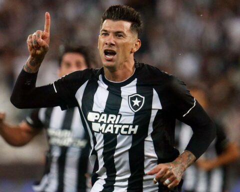 Botafogo continues to lead in Brazil after emerging victorious from the Rio de Janeiro classic