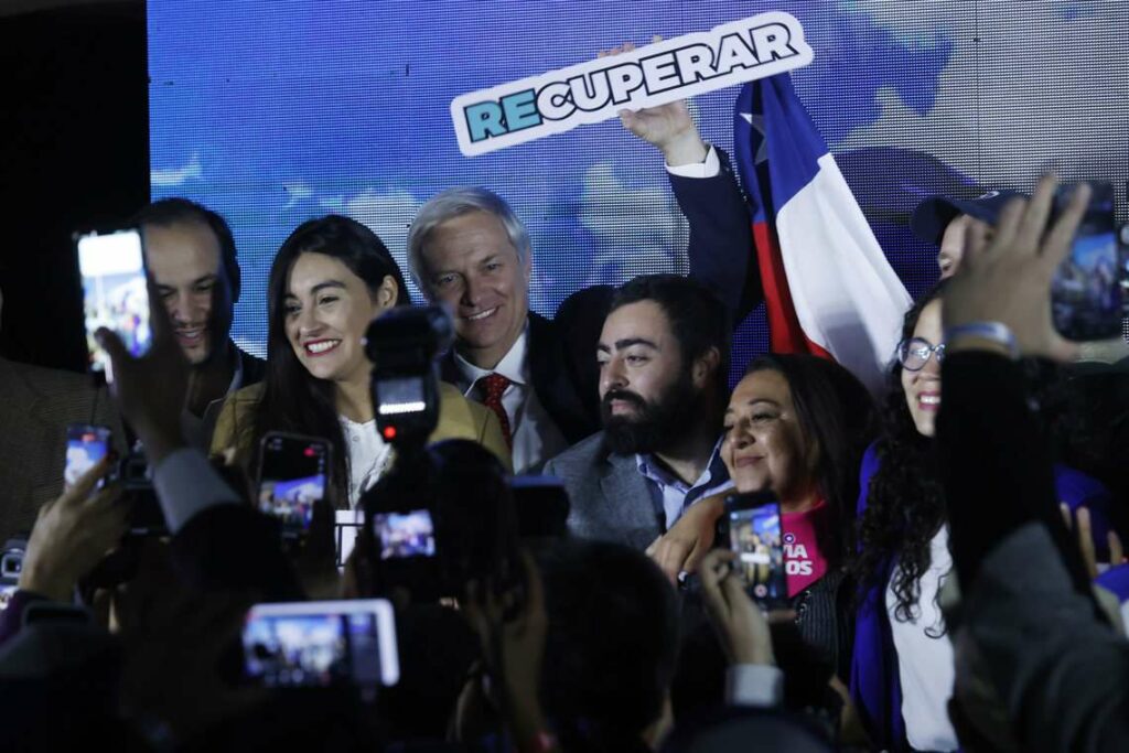 El líder del ultraderechista Partido Republicano, José Antonio Kast (c), celebra junto a otros políticos el triunfo de su partido en las elecciones para el Consejo Constituyente, que se encargará de la redacción de la nueva Carta Magna de Chile. Foto: Elvis González / EFE.