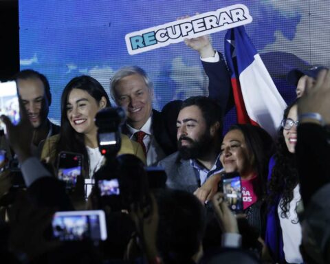 El líder del ultraderechista Partido Republicano, José Antonio Kast (c), celebra junto a otros políticos el triunfo de su partido en las elecciones para el Consejo Constituyente, que se encargará de la redacción de la nueva Carta Magna de Chile. Foto: Elvis González / EFE.