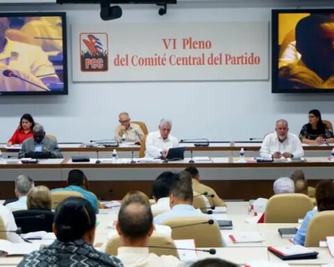 Una de las sesiones del VI Pleno del Comité Central del PCC