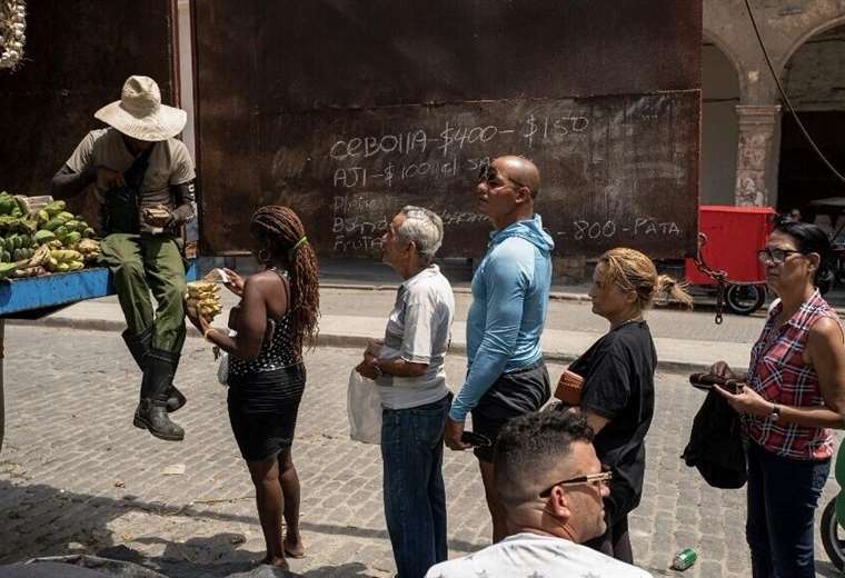 Cuba plunged into crisis: diet of bread with sugar and beans with weevils