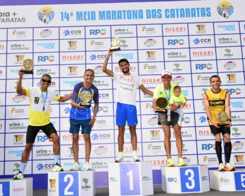 Derlys Ayala wins the Cataratas Half Marathon