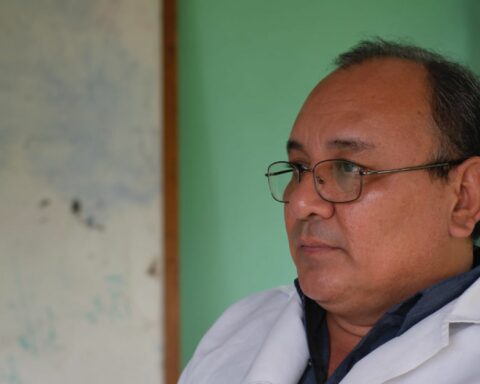 Doctor José Luis Borgen forced to sign a newspaper in the Police