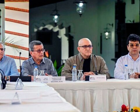 ELN delegation assures that Petro contradicts itself and asks to define the negotiation