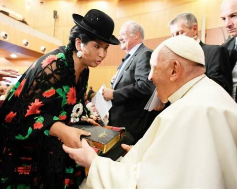 Eva Copa delivered a bible and an aguayo fabric to Pope Francis, after a meeting of eco-educational cities in Rome