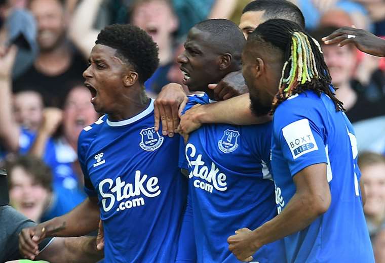 Everton achieved permanence in the Premier League;  Leeds and Leicester relegated