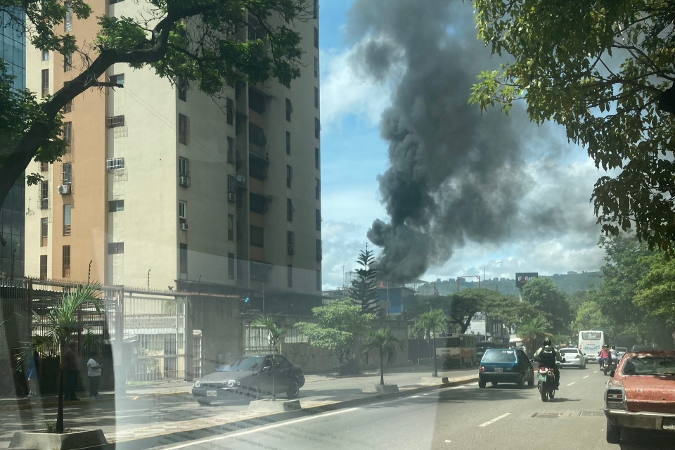 Firefighters controlled a fire in the Forum store in La Urbina this #27May