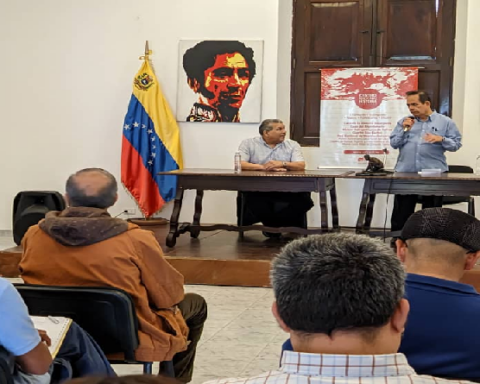 Realizan Cátedra Libre de Historia Insurgente: El Petróleo en la Geopolítica Mundial