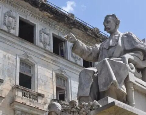 Escultura de Joaquín Albarrán en Sagua la Grande, su ciudad natal