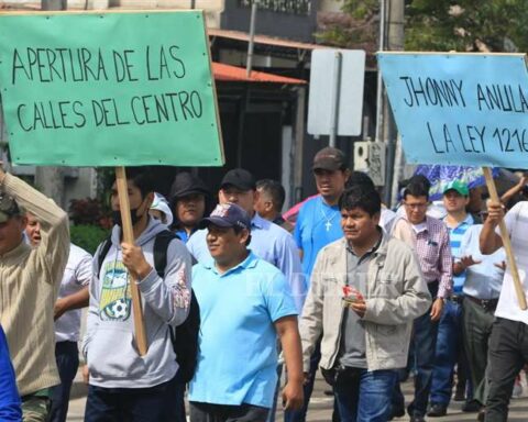 In Santa Cruz, urban transport marches against the vehicular rearrangement proposed by the Mayor's Office