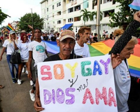 LGBT community celebrates equal marriage in Cuba with the pride conga