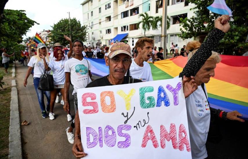 LGBT community celebrates equal marriage in Cuba with the pride conga