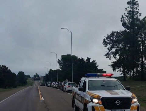 Long line at the San Martín bridge to cross into Argentina