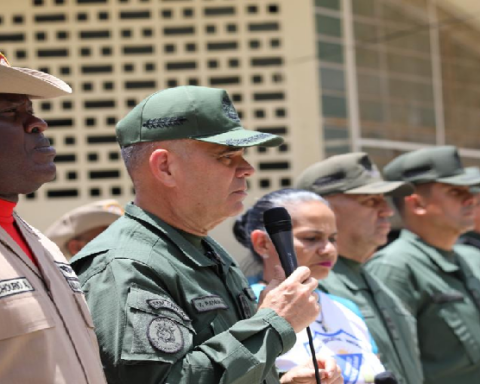 Ministro Padrino López supervisa avances de Bricomiles en escuela Dr. Caracciolo Parra León