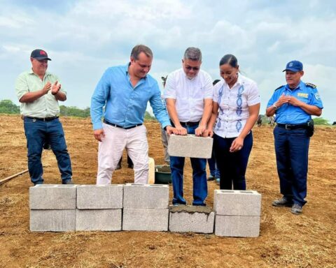 Murillo announces construction of a hotel in San Carlos.  Businessman says that "it's crazy" or "a great jacket"