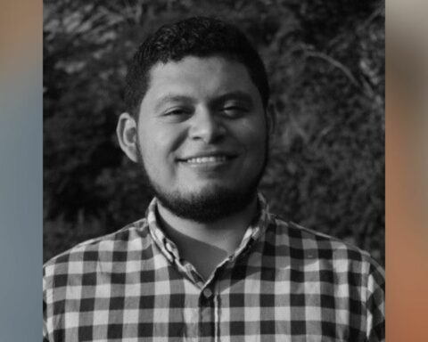 Opponent Juan Carlos Márquez decides to go into exile, after being forced to sign a newspaper in the Police