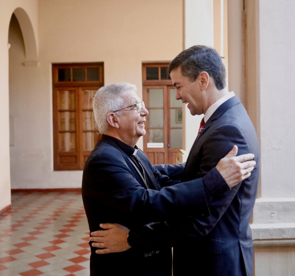 Peña meets with Cardinal Martínez and they talk about the need to unite the family