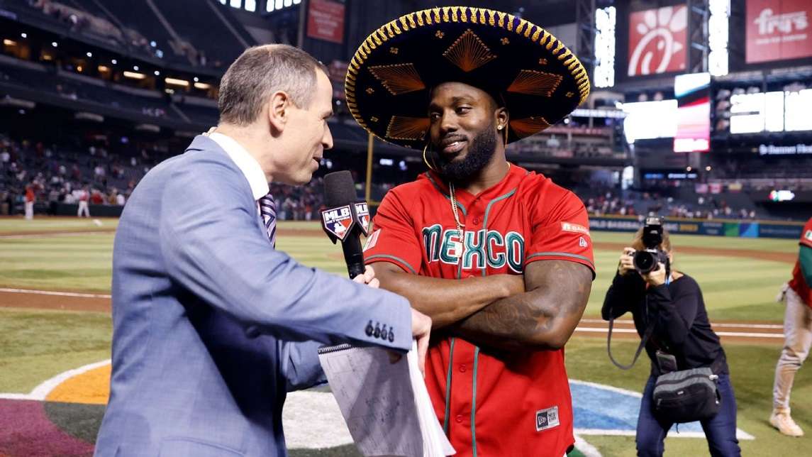 Mexico embraced the Rays' Randy Arozarena. Sunday, he returned the love