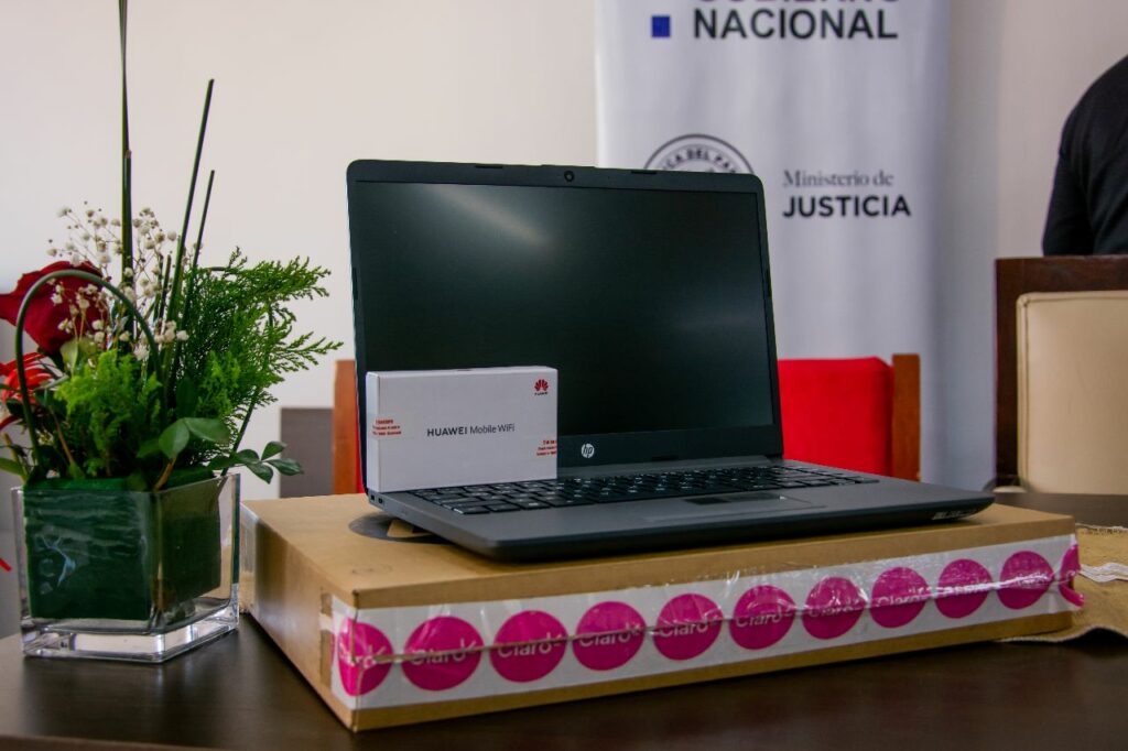 Receive donation of computers for women deprived of liberty