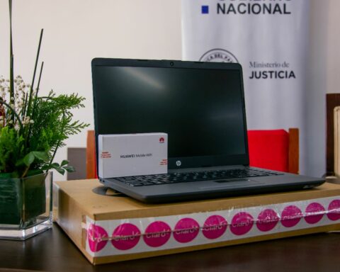 Receive donation of computers for women deprived of liberty