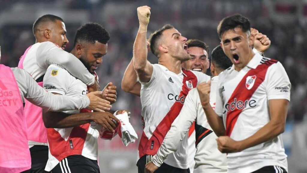 River consolidates its leadership after scratching an agonizing and scandalous victory against Boca