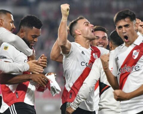 River consolidates its leadership after scratching an agonizing and scandalous victory against Boca