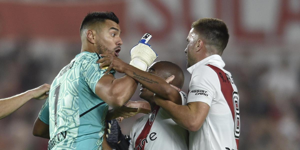 Romero shoots at the referee: "If the penalty is in the River area, he does not whistle it"