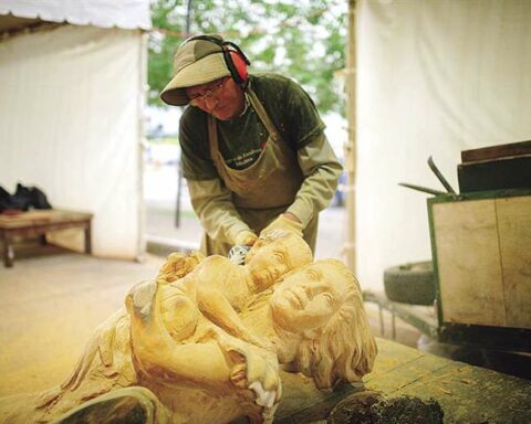 Sculptor from El Alto recently graduated in Art wins the Sculpture Award