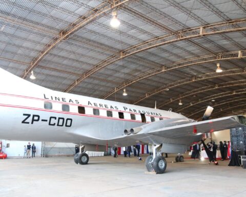 The emblematic Convair CV-240, in homage to Marcelo Pecci