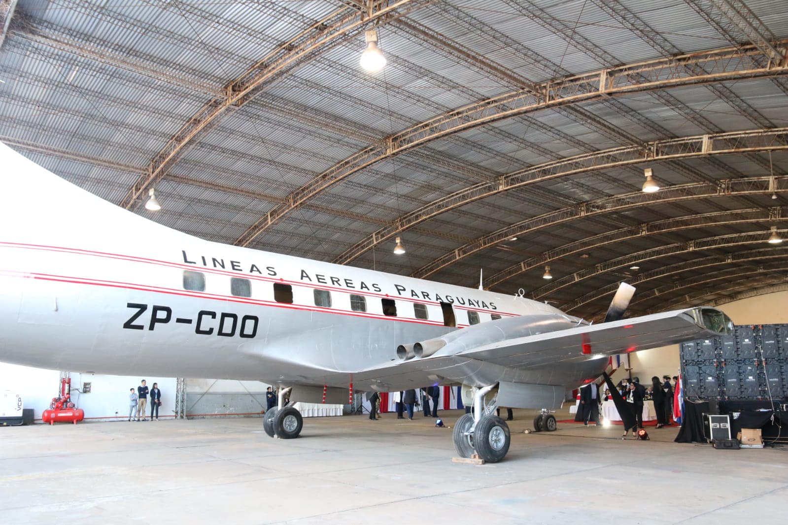 The emblematic Convair CV-240, in homage to Marcelo Pecci