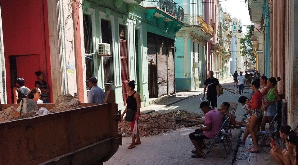 The rainy season begins with a landslide and numerous electrical failures in Havana