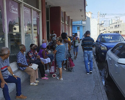 The traditional Mother's Day 'cake' returns with queues and high prices