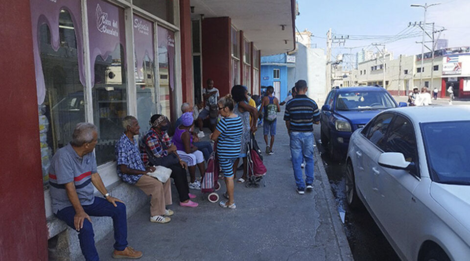 The traditional Mother's Day 'cake' returns with queues and high prices