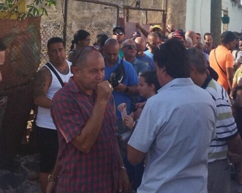 The unrest ignites the spirits in the queues to buy gasoline in Havana