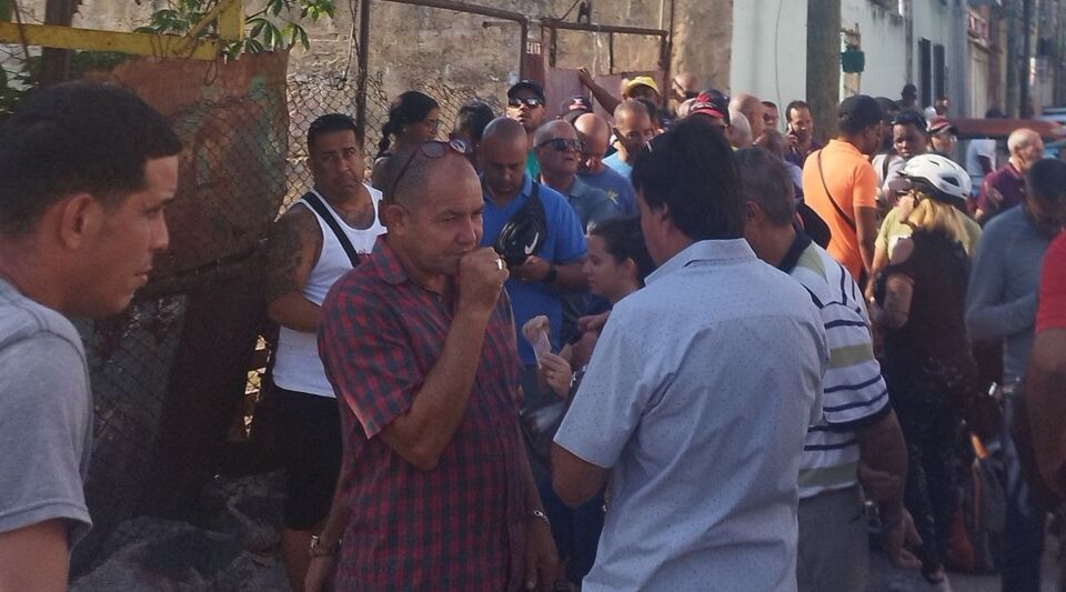 The unrest ignites the spirits in the queues to buy gasoline in Havana