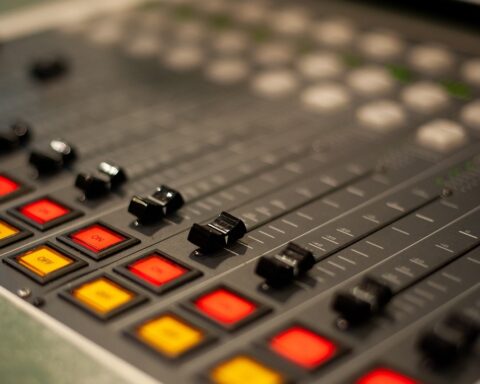 They carry out "radio hablatón" to support the Catholic station of Pantasma