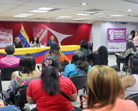 Entregan certificados a defensores comunales laborales en Caracas