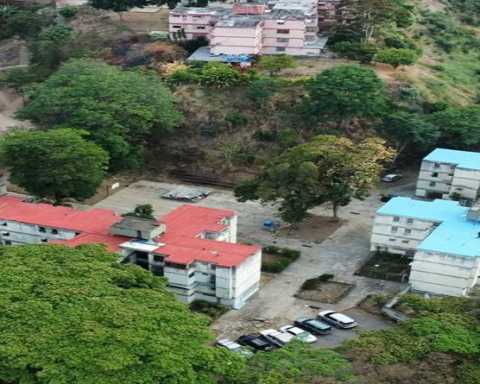 Entregan edificios rehabilitados en parroquia Caricuao de Caracas