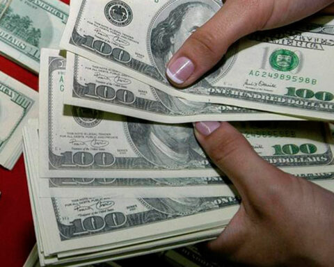 They denounce that the judge requested $3,000 for granting a measure