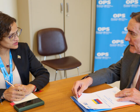 Venezuela and PAHO discuss possible cooperation in immunization areas