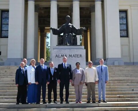 Pyotr Kucherenko (centro), el fallecido ministro de Ciencia y Educación Superior de Rusia