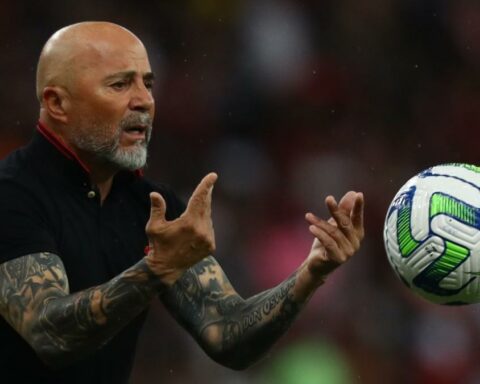 Why did Sampaoli make five changes at halftime with Flamengo winning?