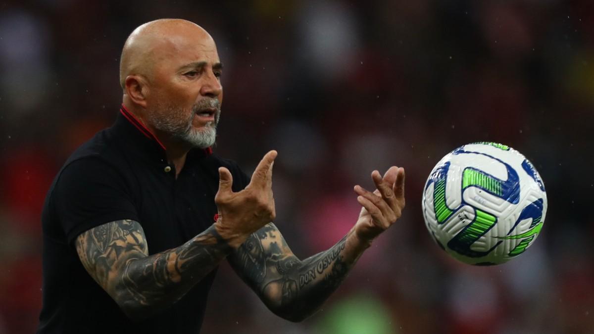 Why did Sampaoli make five changes at halftime with Flamengo winning?