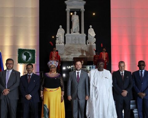 Conmemoran Día Mundial de África en el Panteón Nacional