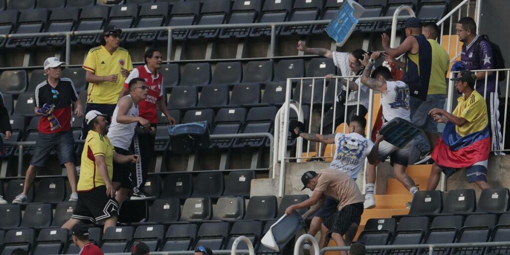 1-0: Colombia's triumph at Mestalla and fights in the stands between their fans