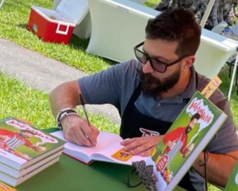 Ricardo Becerra firmando su libro 'Sabrosura' en Miami