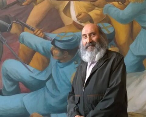 Antonio González Orozco frente a uno de sus murales