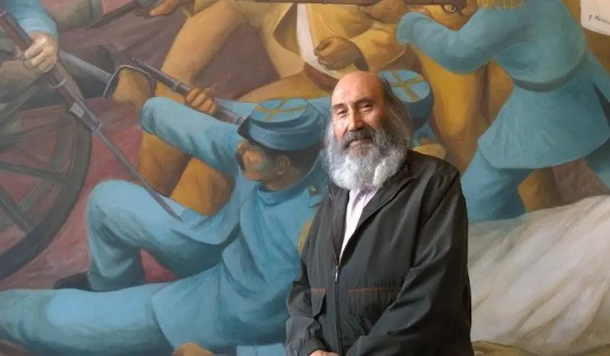 Antonio González Orozco frente a uno de sus murales